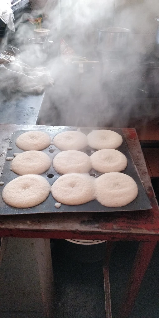 Steaming idlis at Sri Siddeshwara Idly Hotel