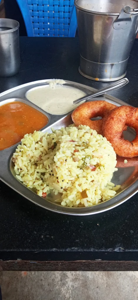 Avalakki and vada